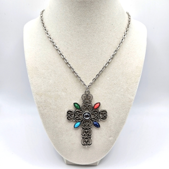 VINTAGE Avon Silver Tone Romanesque Jewel Tone Filigree Cross Pendant Necklace - Picture 1 of 7